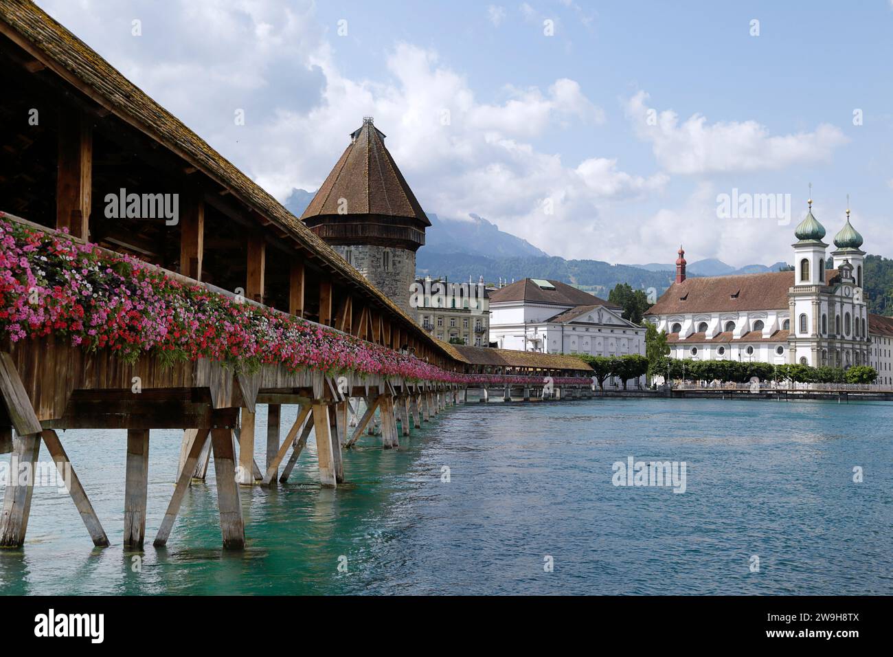 Vue sur le pont de la Chapelle sur la rivière Reuss dans la ville historique de Lucerne, Suisse Banque D'Images