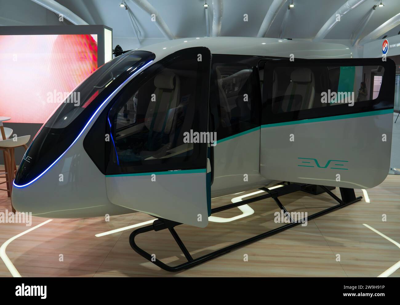 Eve Air Mobility eVTOL exposé à l'intérieur du Dubai Airshow, une filiale d'Embraer. Hélicoptère électrique ou avion à décollage et atterrissage verticaux. Banque D'Images