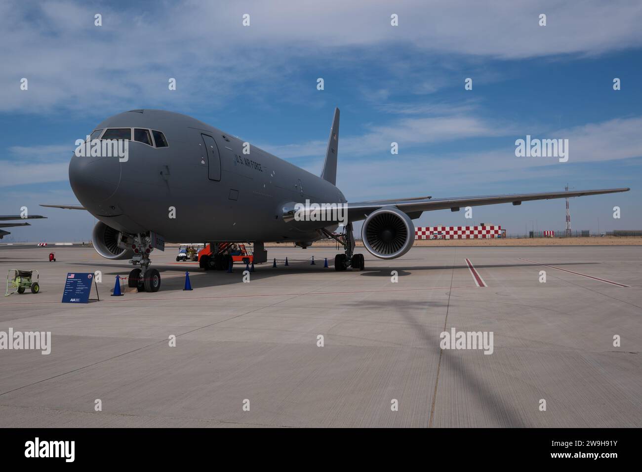 Le Boeing KC-46 Pegasus, ravitaillement aérien militaire américain et avion de transport militaire stratégique, exposition aérienne à dubaï. Lumière vive. Banque D'Images