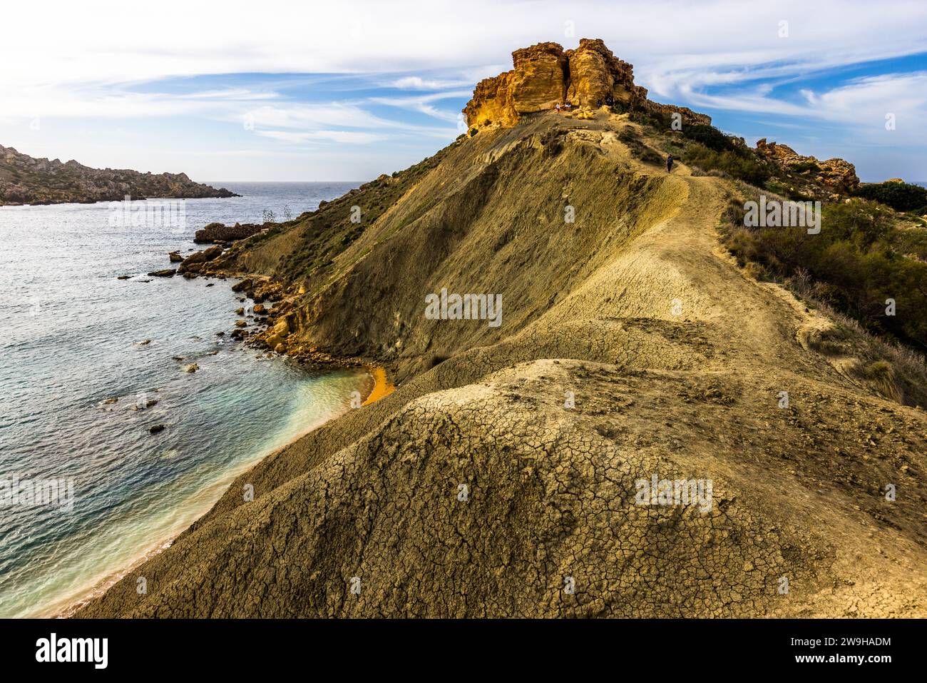 Baie de Għajn Tuffieħa. Plage de sable sombre, populaire pour le surf