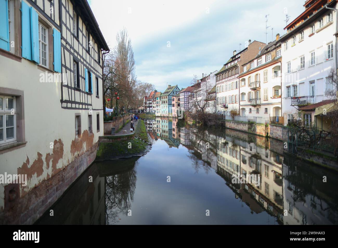STRASBOURG, FRANCE - 20.12.2023 : Canal et belle architecture dans le centre de Strasbourg, capitale de la région Alsace en France Banque D'Images