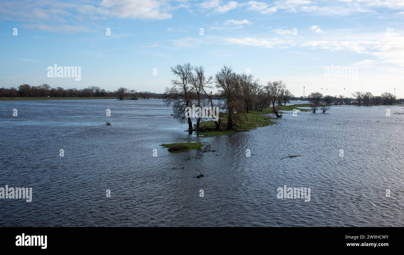 Wittenberge, Allemagne. 28 décembre 2023. Les prairies et les champs le long de l'Elbe sont inondés. Le niveau de l'Elbe à Wittenberge était de 4,95 mètres en début d'après-midi. Crédit : Stephan Schulz/dpa-Zentralbild/dpa/Alamy Live News Banque D'Images