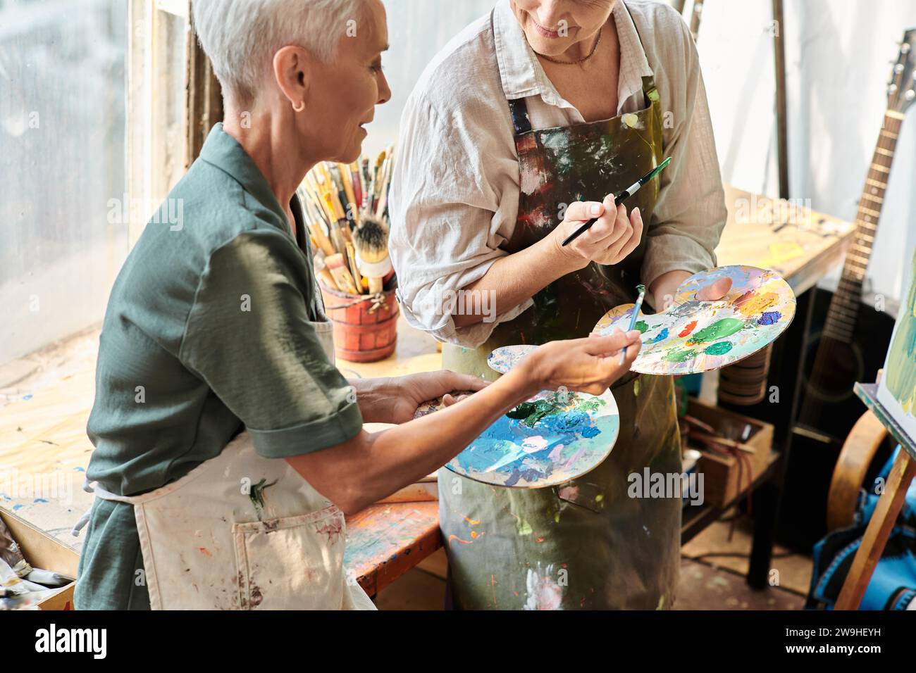 peintres femmes matures mélangeant les couleurs sur la palette pendant la classe de maître dans l'atelier d'artisanat, passe-temps Banque D'Images