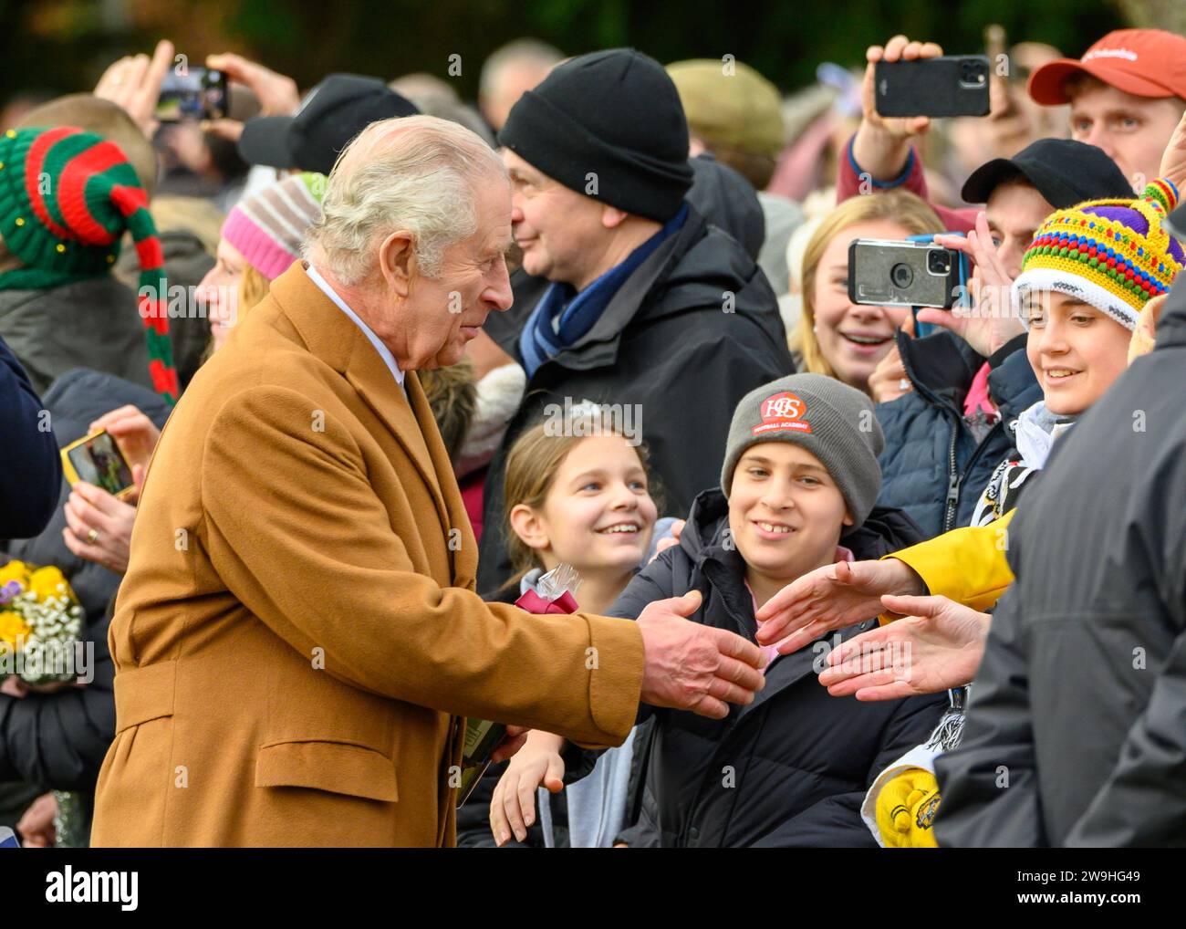 Le roi salue les sympathisants après avoir assisté au service de Noël à l'église St Mary Magdalene, Sandringham. 25 décembre 2023 Banque D'Images