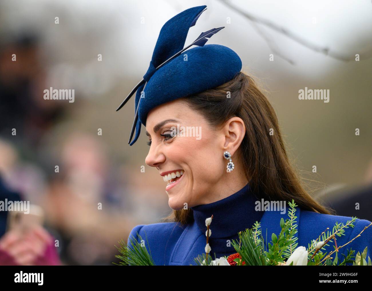 La princesse de Galles salue les sympathisants après avoir assisté au service de Noël à l'église St Mary Magdalene, Sandringham. 25 décembre 2023 Banque D'Images