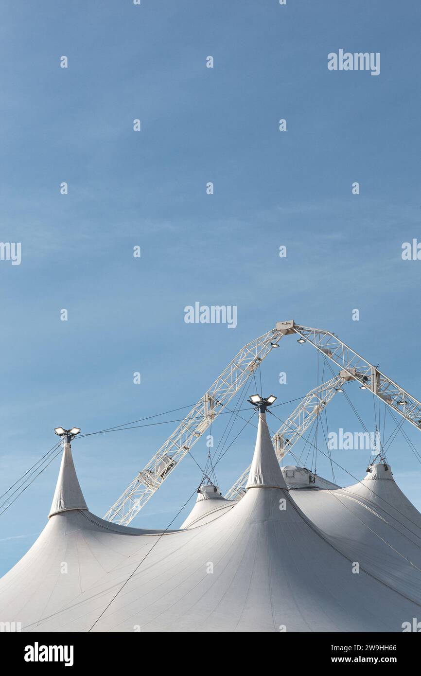 Marquise de cirque et ciel bleu sur fond Banque D'Images
