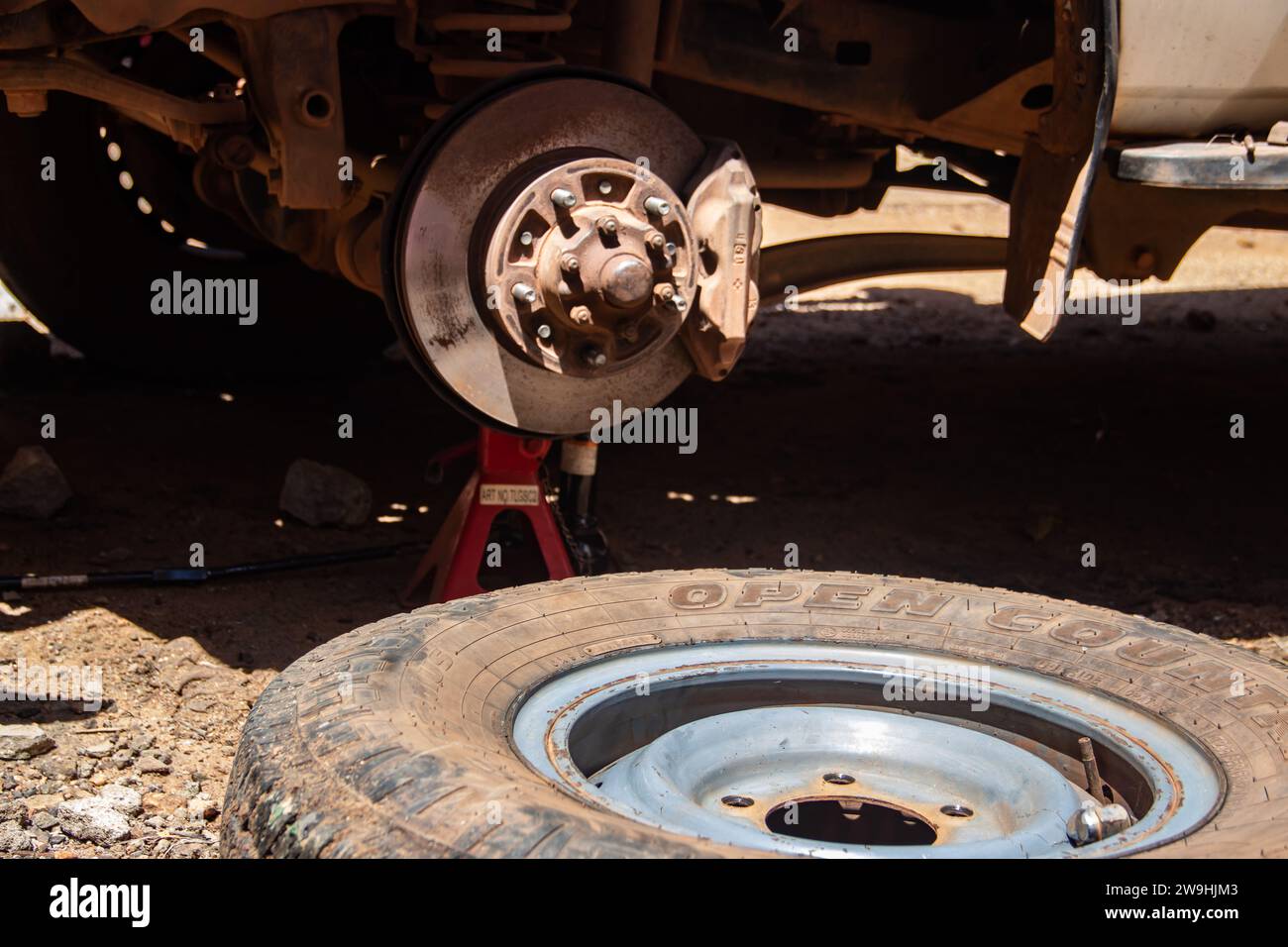 Jambe de force avant et essieu du véhicule dans l'atelier mécanique de service automobile Banque D'Images