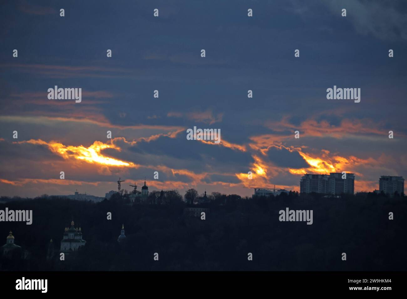 Non exclusive : KIEV, UKRAINE - 27 DÉCEMBRE 2023 - vue du coucher de soleil sur la rive droite de Kiev, capitale de l'Ukraine Banque D'Images