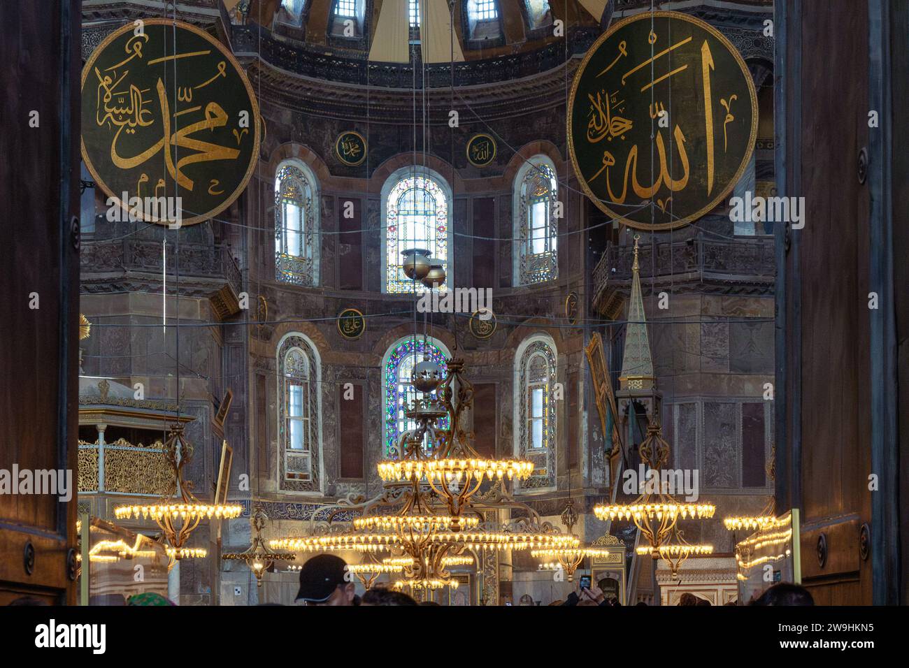 Intérieur de la mosquée Sainte-Sophie avec des foules touristiques, autrefois cathédrale et icône culturelle de la civilisation byzantine et orthodoxe orientale Banque D'Images