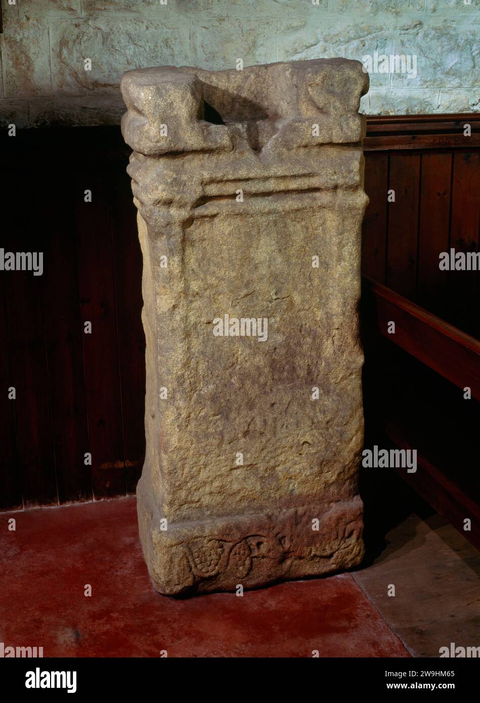 Un autel romain à l'intérieur de l'église St Oswald, Heavenfield, Northumberland, Angleterre, Royaume-Uni, avec une fente découpée dans le haut pour prendre le manche d'une croix chrétienne. Banque D'Images