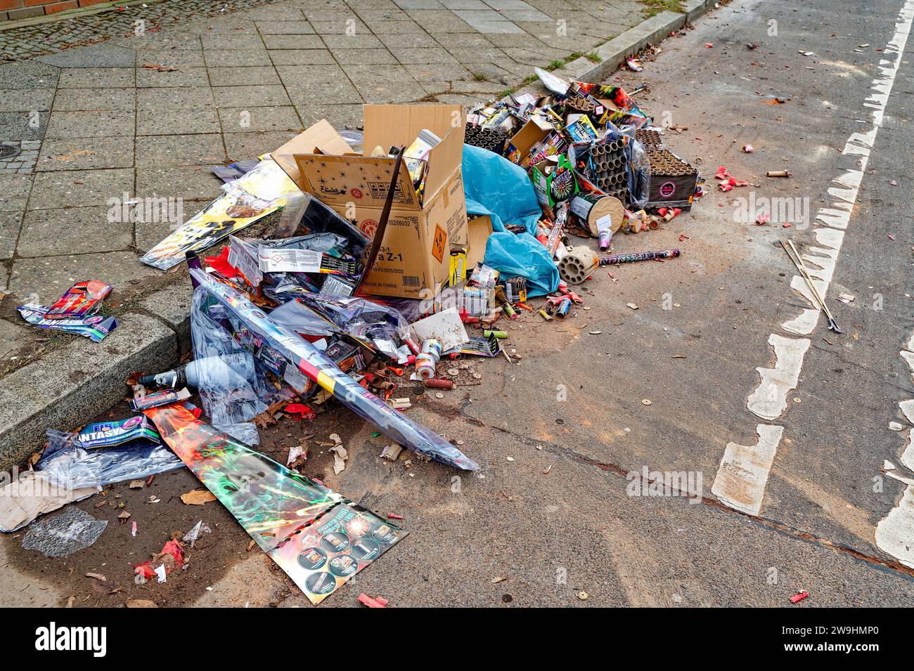 Berlin, Allemagne - 1 janvier 2023 : reste d'une fête de la Saint-Sylvestre le long d'une rue. Banque D'Images