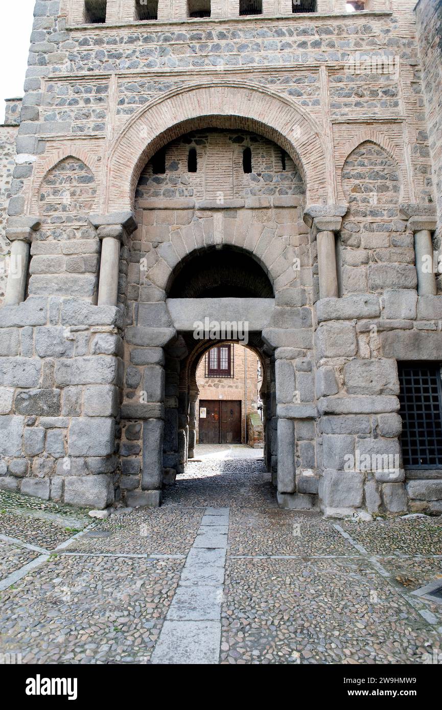 Tolède, Puerta Vieja de Bisagra, Puerta Antigua de Bisagra ou Puerta de Alfonso VI style mauresque, 10e siècle. Toledo province, Castilla-la Mancha, S Banque D'Images