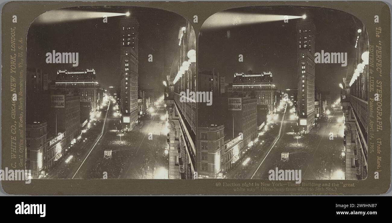 Vue du bâtiment du New York Times et de Broadway pendant la nuit électorale 1907, 1907 papier stéréographique de New York (ville). support photographique. carton gélatine argent impression rue (+ ville(-scape) avec des chiffres, staffage). Gratte-ciel New York (ville). Broadway (New York) Banque D'Images
