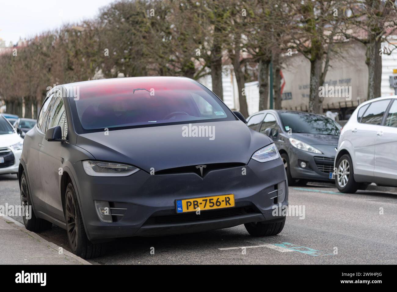 Nancy, France - Matte gris foncé Tesla Model X garé dans la rue. Banque D'Images