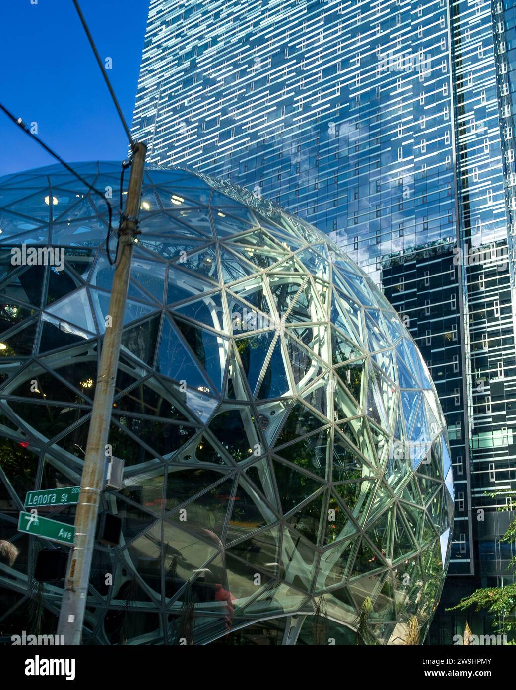 Seattle, WA - US - 23 septembre 2021 : vue du paysage des sphères emblématiques de l'Amazonie, trois conservatoires sphériques comprenant une partie du quart de tête de l'Amazonie Banque D'Images