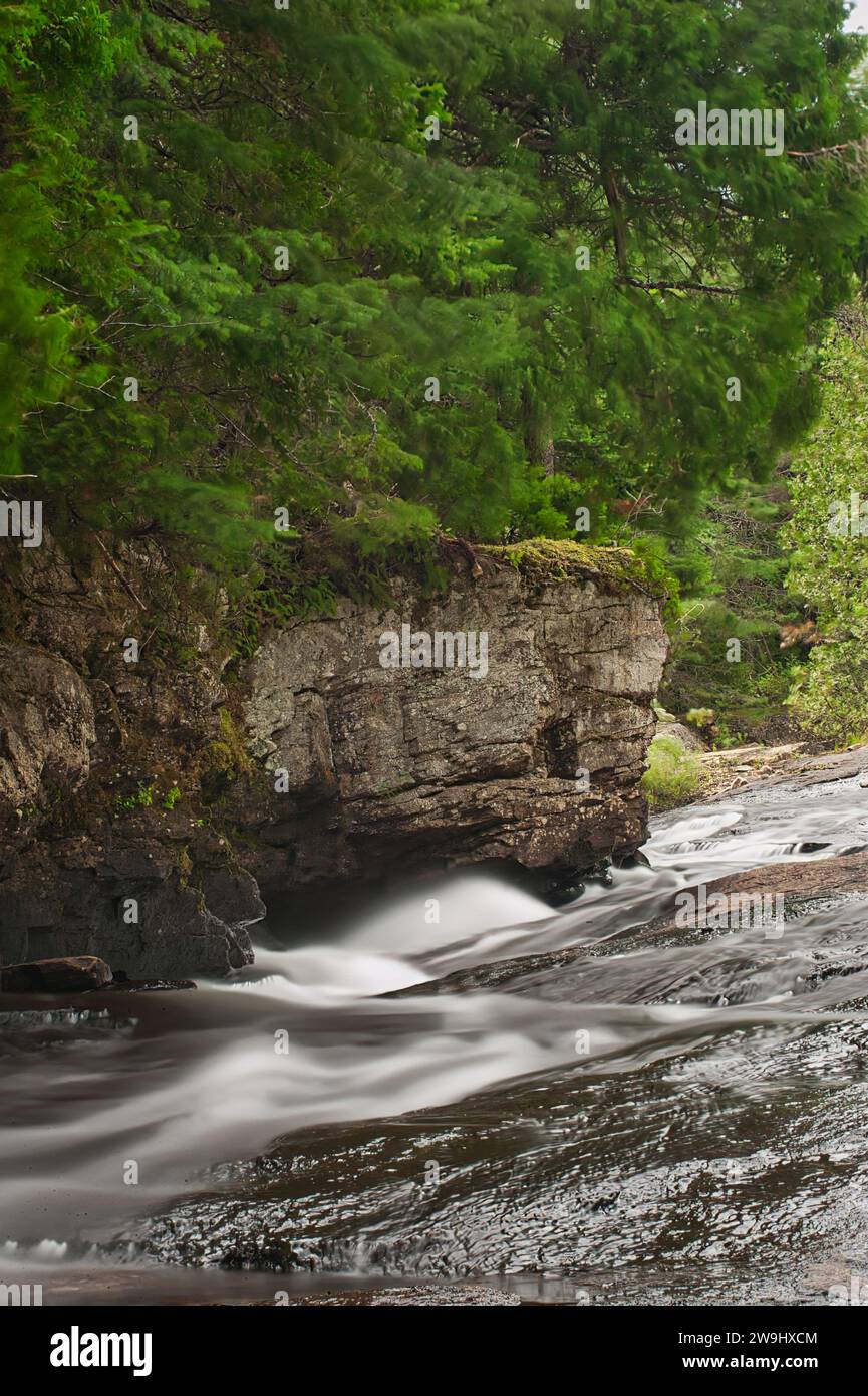 Belle rivière d'automne près de la roche Banque D'Images