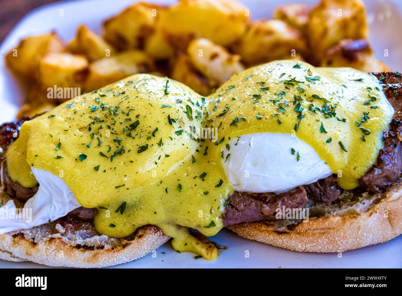 Œufs Benoît sur un steak de bœuf, plaque de petit déjeuner à haute teneur en protéines. Banque D'Images