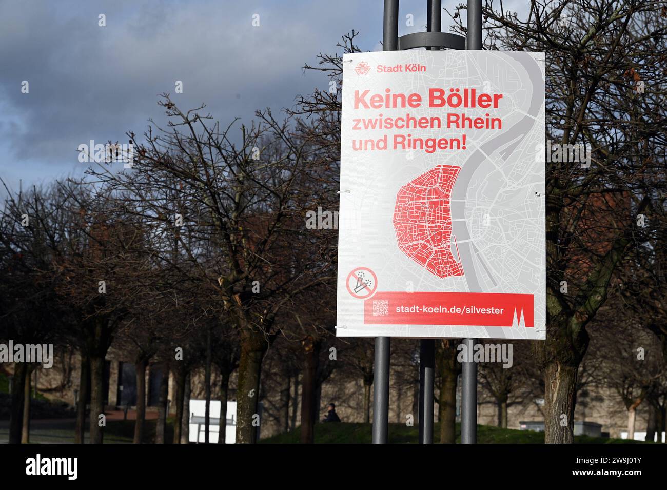 Böllerverbot an Silvester à Köln. Hinweisschild, Wegweiser für Personen die Böller BEI sich haben. Zum Jahreswechsel 2023/24 wird es in grossflächigen erstmals einen Köln Bereich in der linksrheinischen Innenstadt geben, in dem nicht geböllert werden darf. Zwischen Rhein und Ringen. *** Interdiction des pétards le réveillon du nouvel an à Cologne panneau d'information, panneau de signalisation pour les personnes qui ont des pétards avec eux au tournant de l'année 2023 24, il y aura une grande zone dans le centre-ville sur la rive gauche du Rhin à Cologne pour la première fois où les pétards ne sont pas autorisés entre le Rhin A. Banque D'Images