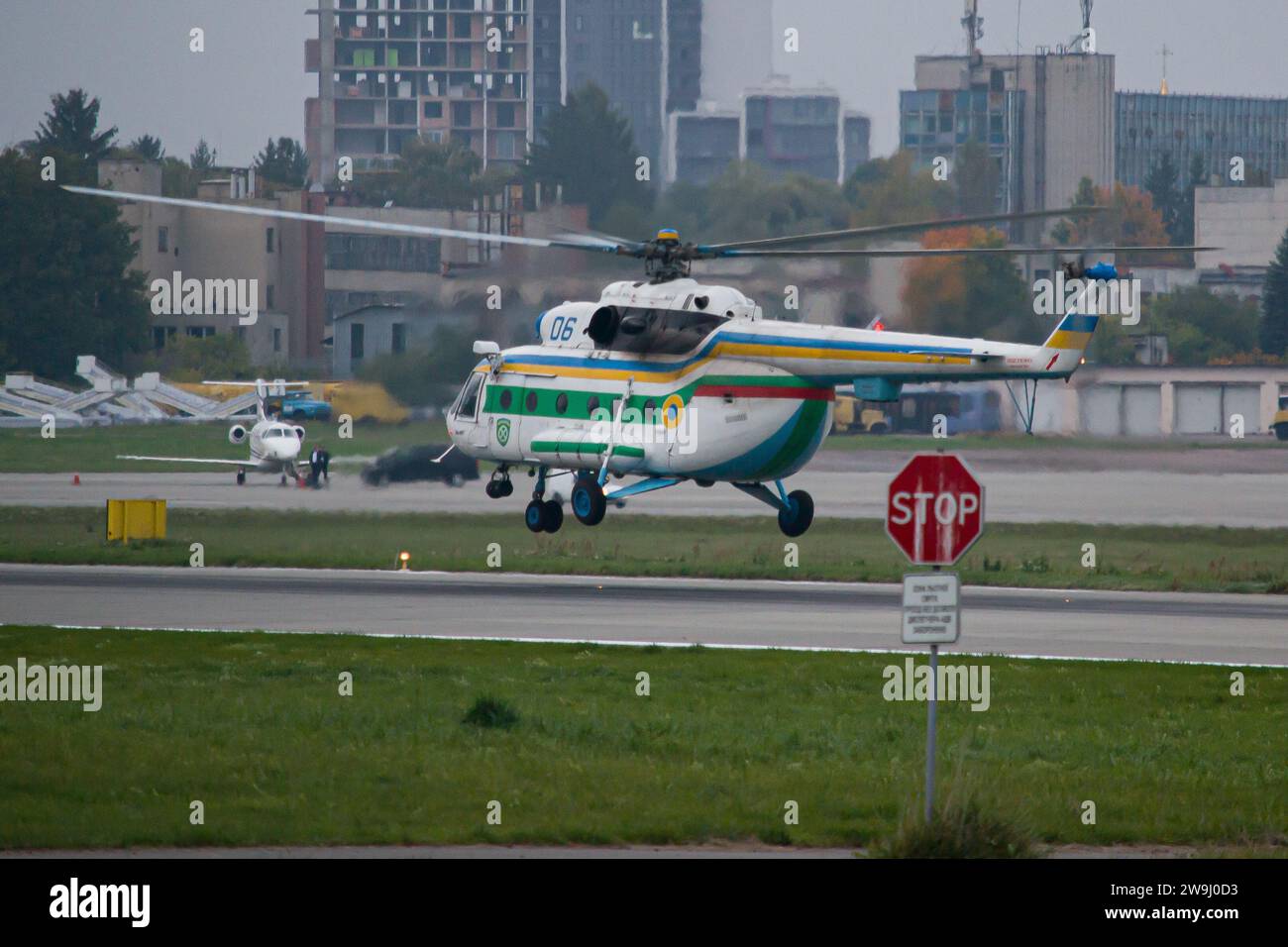 Service national des gardes-frontières de l'Ukraine hélicoptère Mil mi-8MT décollant de l'aéroport de Lviv Banque D'Images