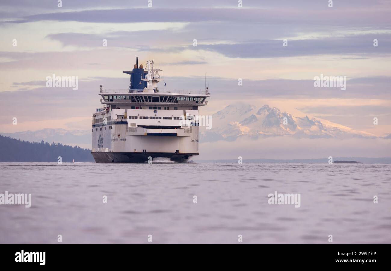 BC Ferries bateau près du terminal à Swartz Bay pendant le matin nuageux. Banque D'Images