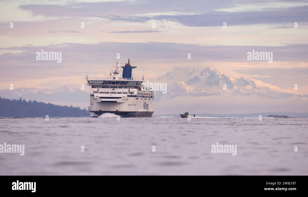 BC Ferries bateau près du terminal à Swartz Bay pendant le matin nuageux. Banque D'Images