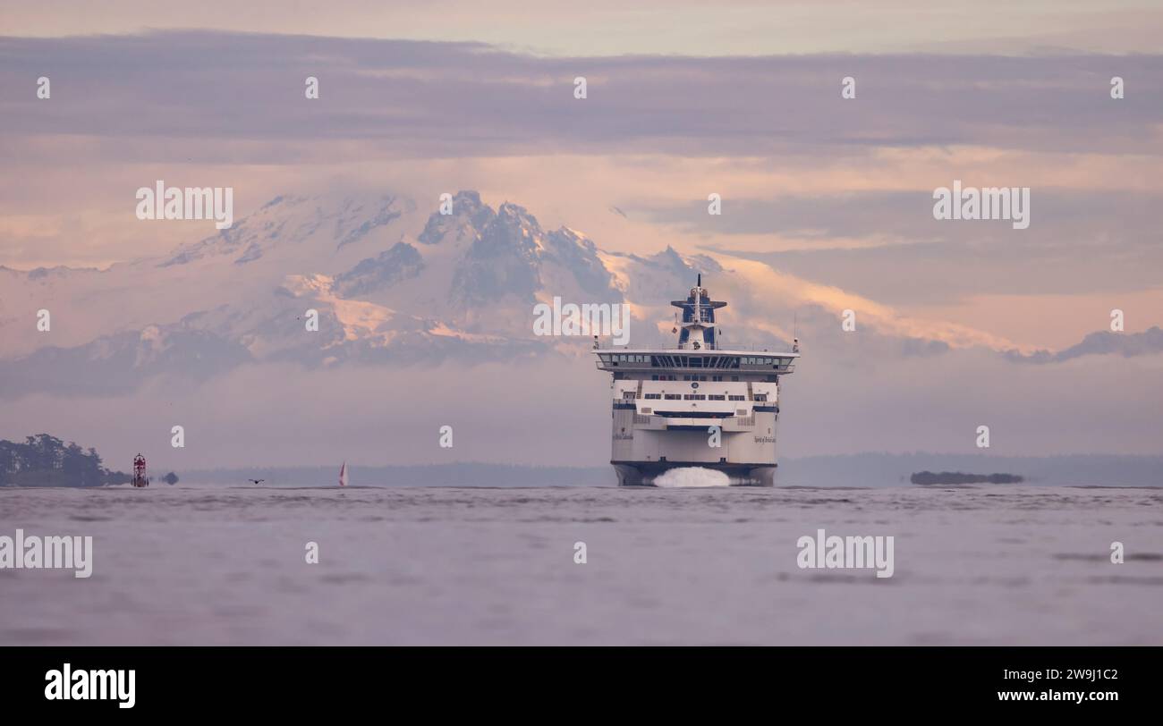 BC Ferries bateau près du terminal à Swartz Bay pendant le matin nuageux. Banque D'Images