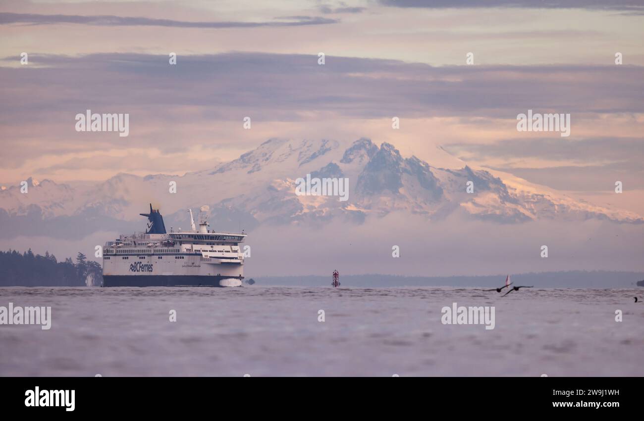 BC Ferries bateau près du terminal à Swartz Bay pendant le matin nuageux. Banque D'Images