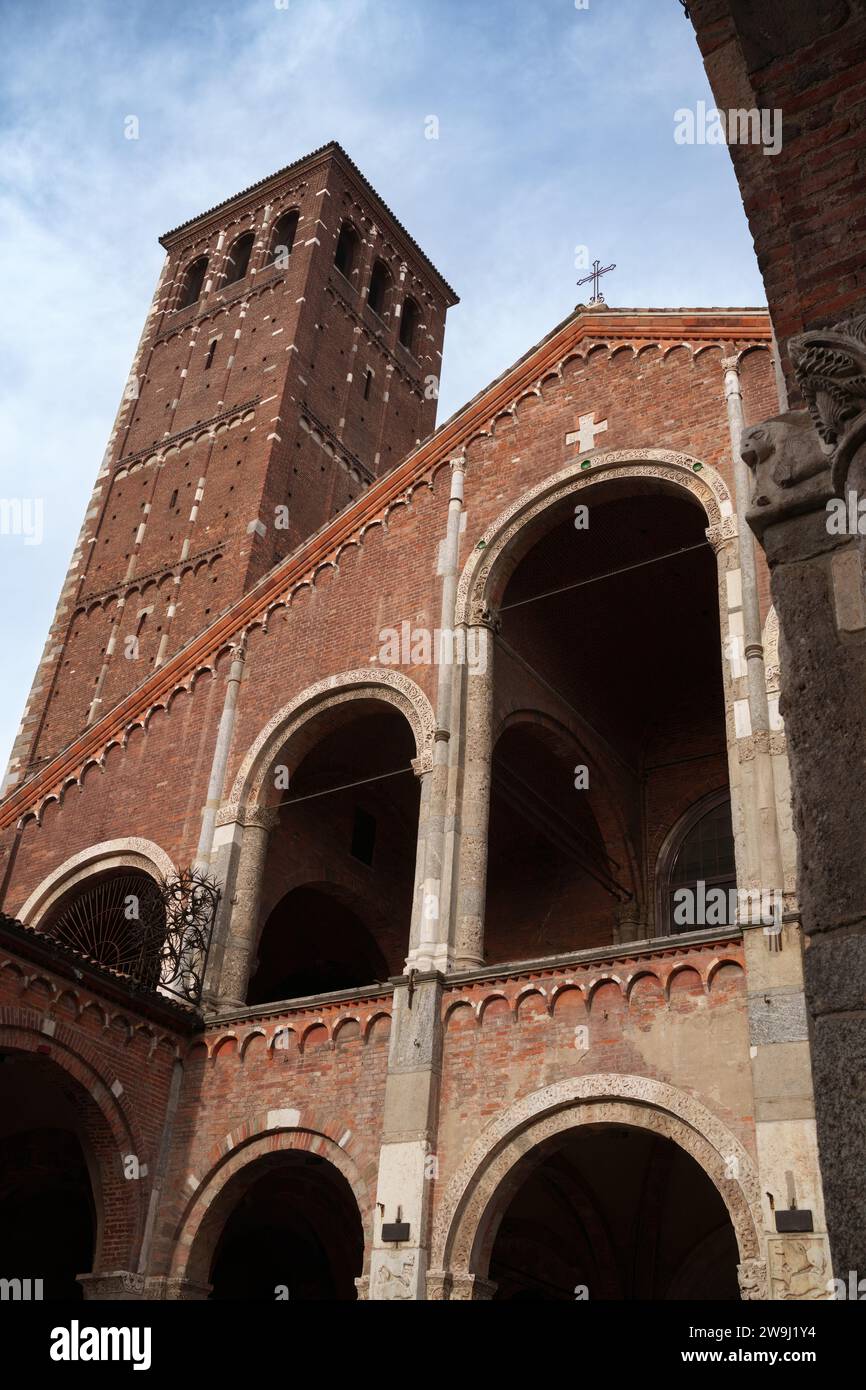 Extérieur de l'église médiévale Sant Ambrogio à Milan, Lombardie, Italie Banque D'Images