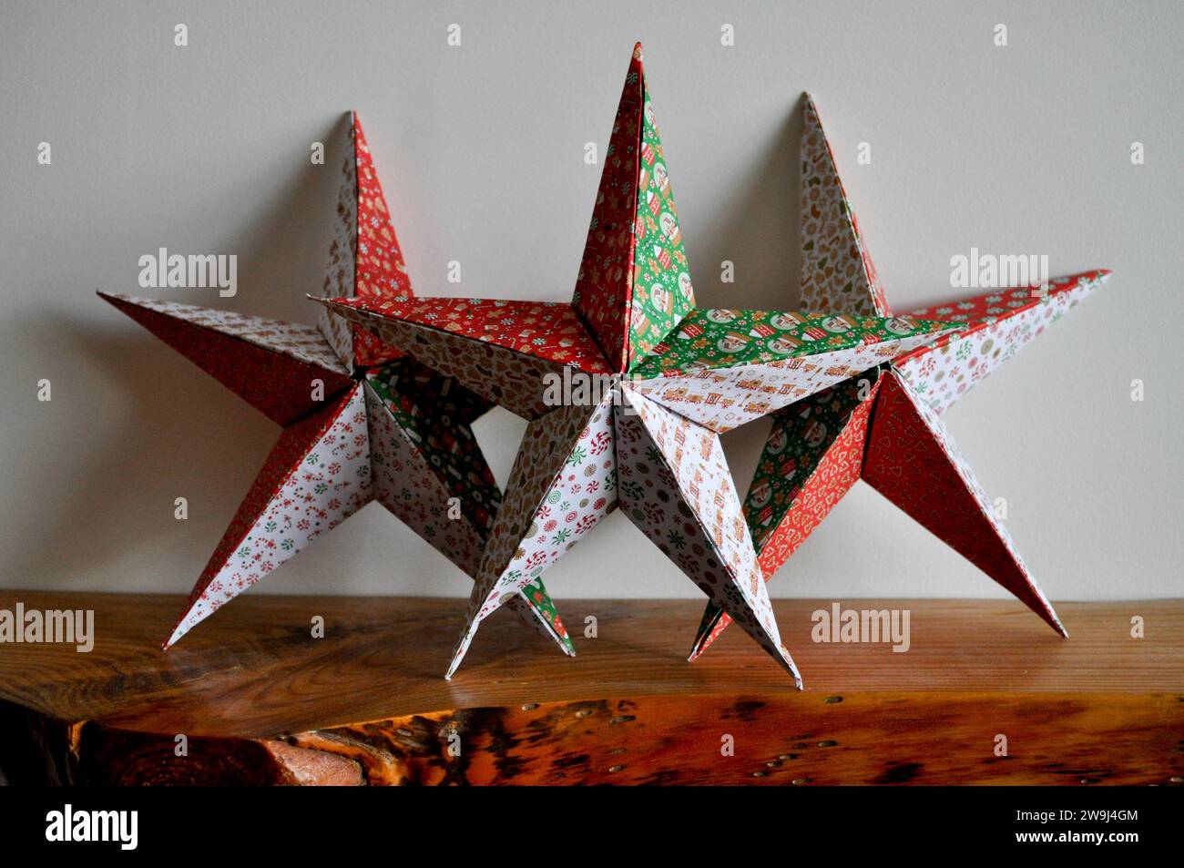 Un trio d'étoiles origami faites à la main sur un fond blanc Banque D'Images