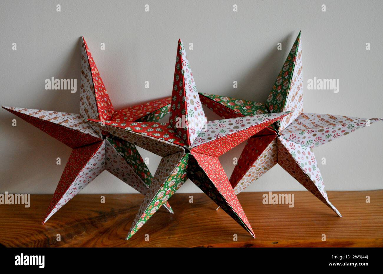 Un trio d'étoiles origami faites à la main sur un fond blanc Banque D'Images