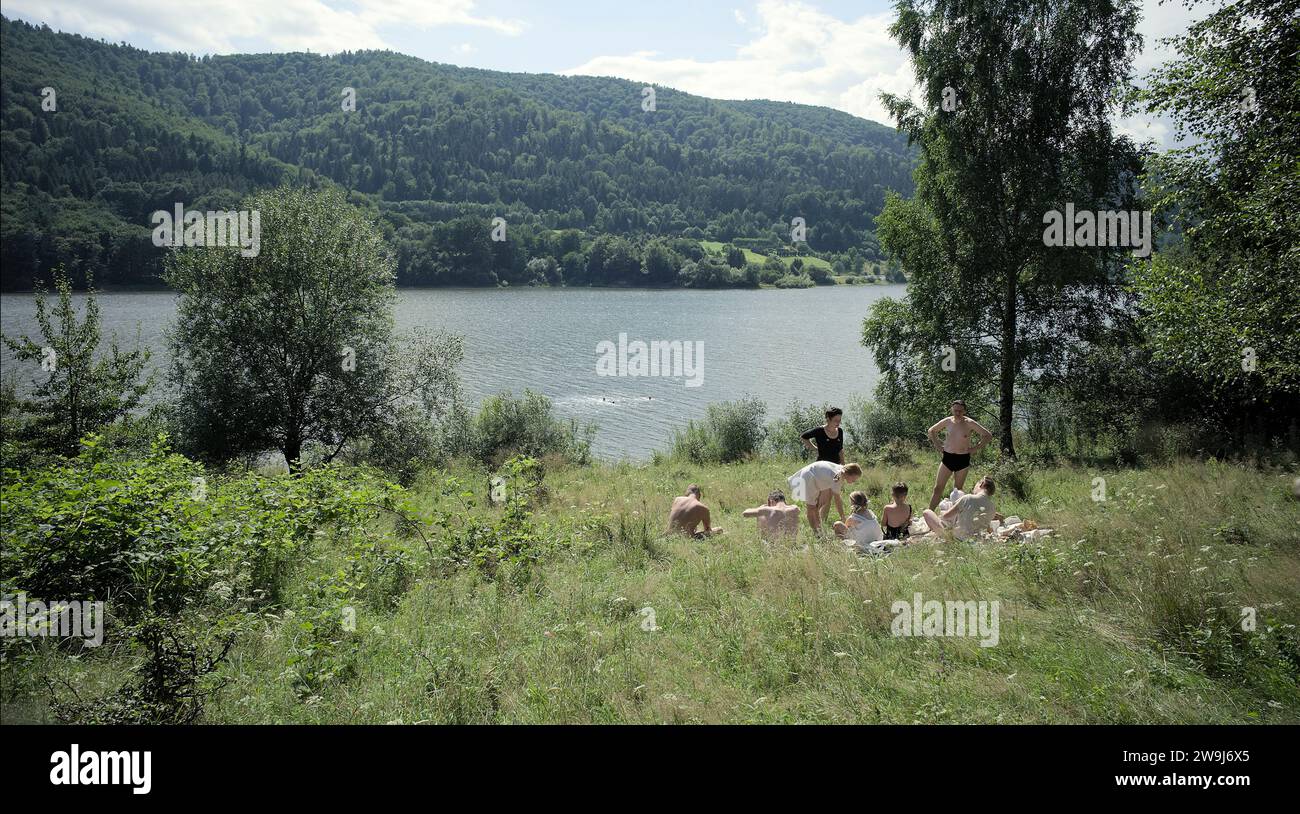 The zone of Interest (2023) réalisé par Jonathan Glazer et mettant en vedette Sandra Hüller, Christian Friedel et Freya Kreutzkam. Adaptation du roman de Martin amis sur le commandant d'Auschwitz, Rudolf Höss, et son épouse Hedwig, qui s'efforcent de construire une vie de rêve pour leur famille dans une maison et un jardin à côté du camp. Publicité encore ***USAGE ÉDITORIAL SEULEMENT***. Crédit : BFA / A24 Banque D'Images