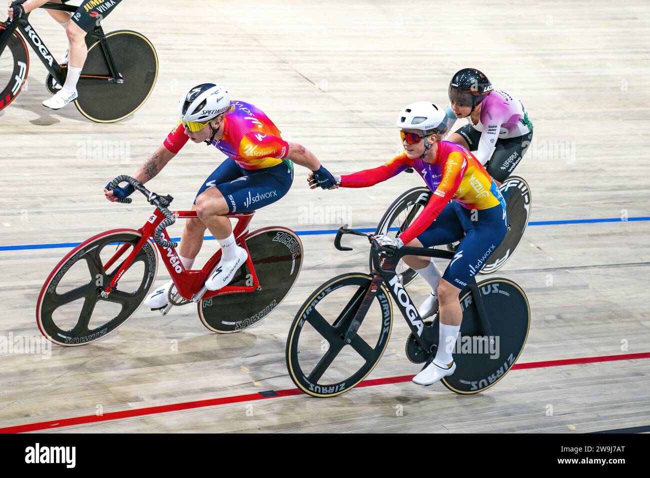 APELDOORN - Marit Raaijmakers et Lorena Wiebes en action lors de la course en couple au championnat néerlandais de cyclisme sur piste à Omnisport. ANP RONALD HOOGENDOORN Banque D'Images