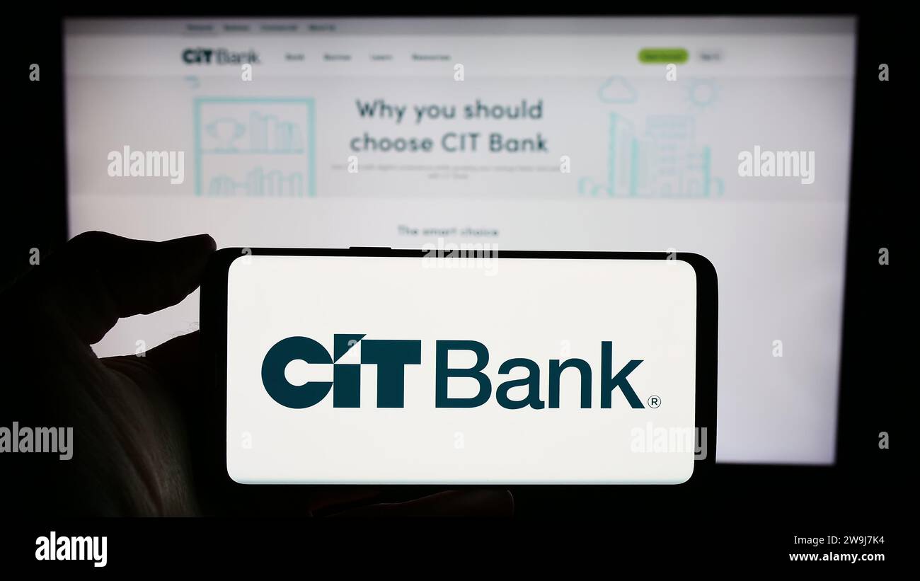 Personne détenant un téléphone portable avec le logo de la société de services financiers américaine CIT Bank devant la page Web de l'entreprise. Concentrez-vous sur l'affichage du téléphone. Banque D'Images