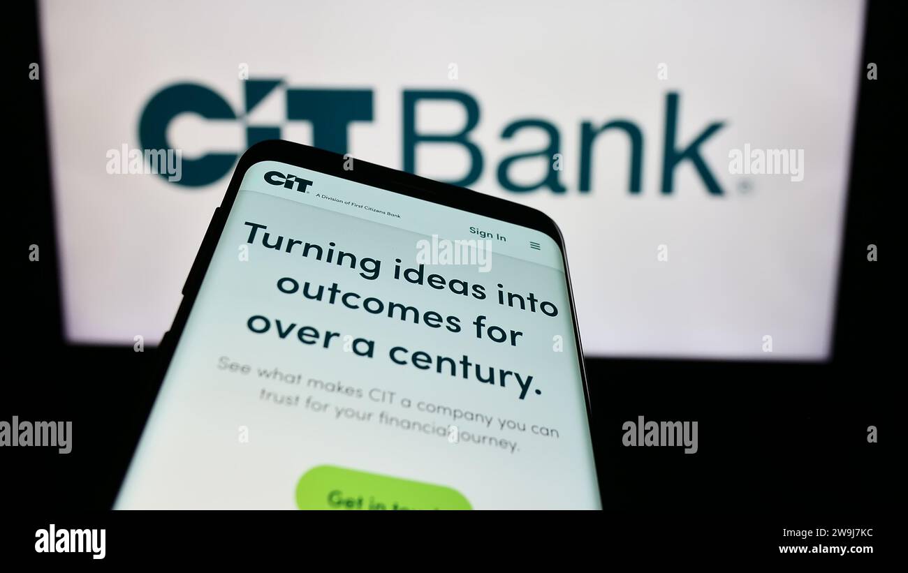 Smartphone avec le site Web de la société de services financiers américaine CIT Bank devant le logo de l'entreprise. Effectuez le focus sur le coin supérieur gauche de l'écran du téléphone. Banque D'Images