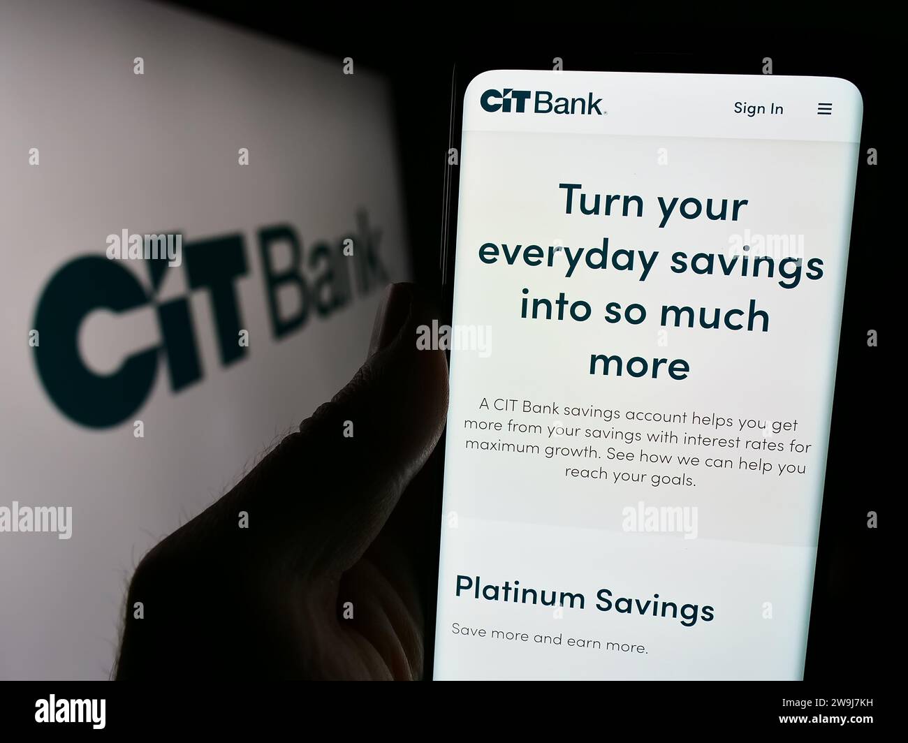 Personne détenant un téléphone portable avec la page Web de la société américaine de services financiers CIT Bank devant le logo. Concentrez-vous sur le centre de l'écran du téléphone. Banque D'Images