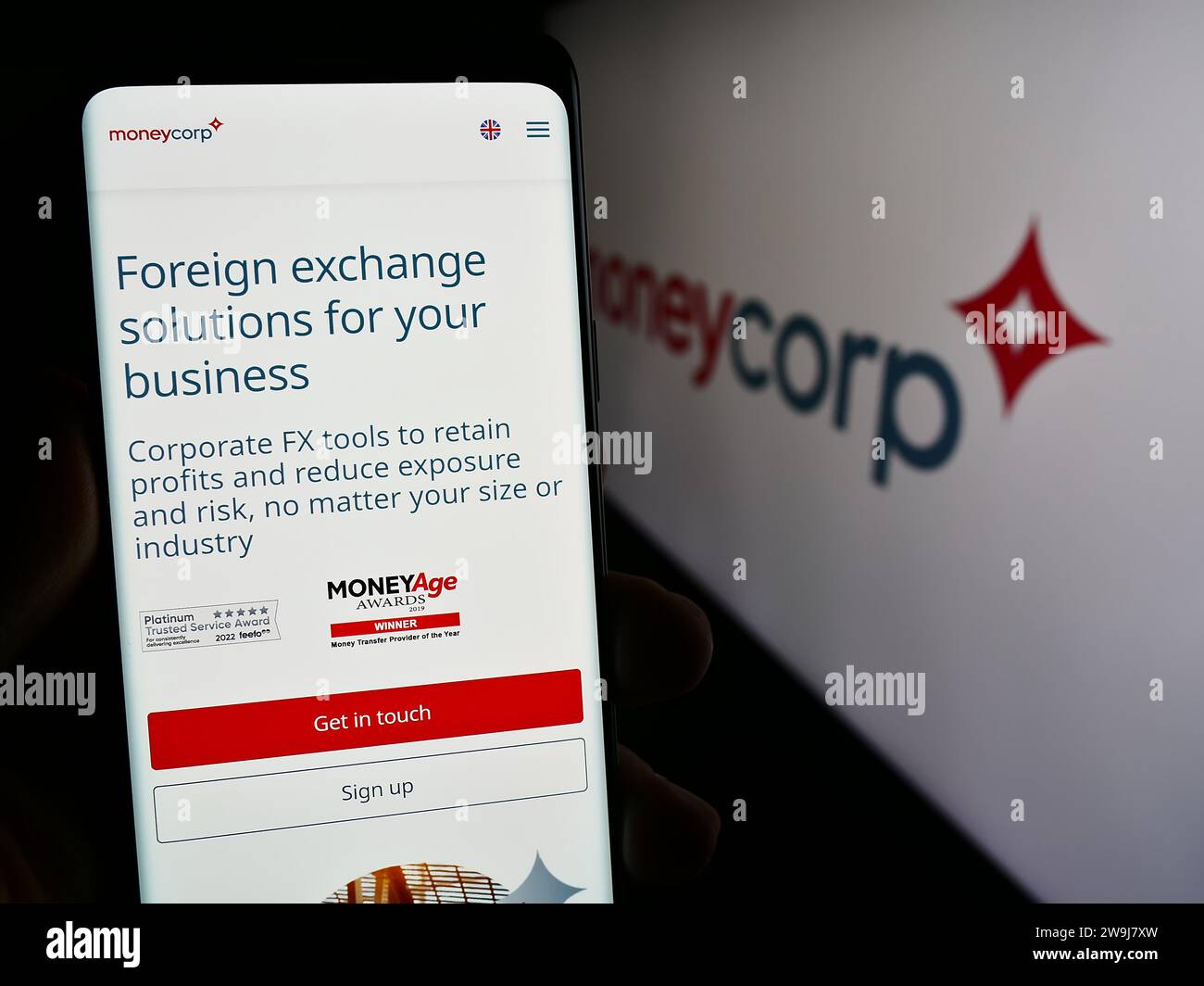 Personne tenant le téléphone portable avec la page Web de la société de paiement britannique TTT Moneycorp Limited en face du logo. Concentrez-vous sur le centre de l'écran du téléphone. Banque D'Images