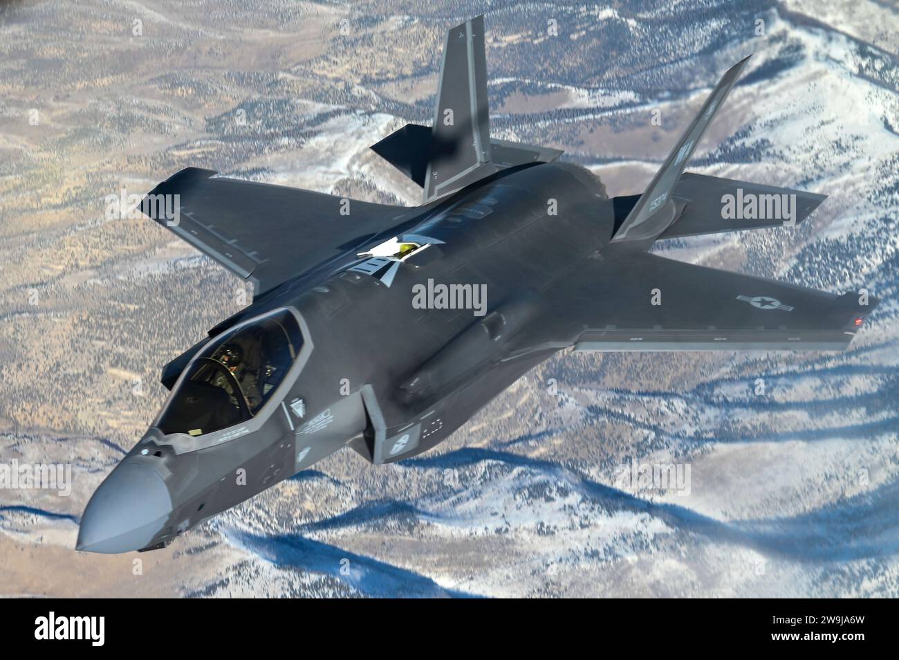 Base aérienne de Nellis, États-Unis. 11 décembre 2023. Un avion de chasse furtif F-35a Lightning II de l'US Air Force s'interrompt après avoir été ravitaillé en vol par un USAF KC-135 Stratotanker pendant le cours d'intégration d'armes au-dessus du champ d'essais et d'entraînement du Nevada, le 11 décembre 2023 au-dessus de la base aérienne de Nellis, Nevada. Crédit : SRA Haiden Morris/U.S. Air Force/Alamy Live News Banque D'Images