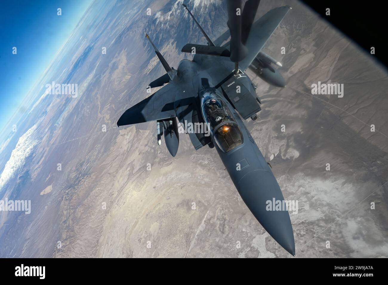 Base aérienne de Nellis, États-Unis. 11 décembre 2023. Un avion de chasse F-15E Strike Eagle de l'US Air Force est ravitaillé en carburant par un USAF KC-135 Stratotanker pendant le cours d'intégration d'armes sur le champ d'essais et d'entraînement du Nevada, le 12 décembre 2023 au-dessus de la base aérienne de Nellis, Nevada. Crédit : SRA Haiden Morris/Planetpix/Alamy Live News Banque D'Images