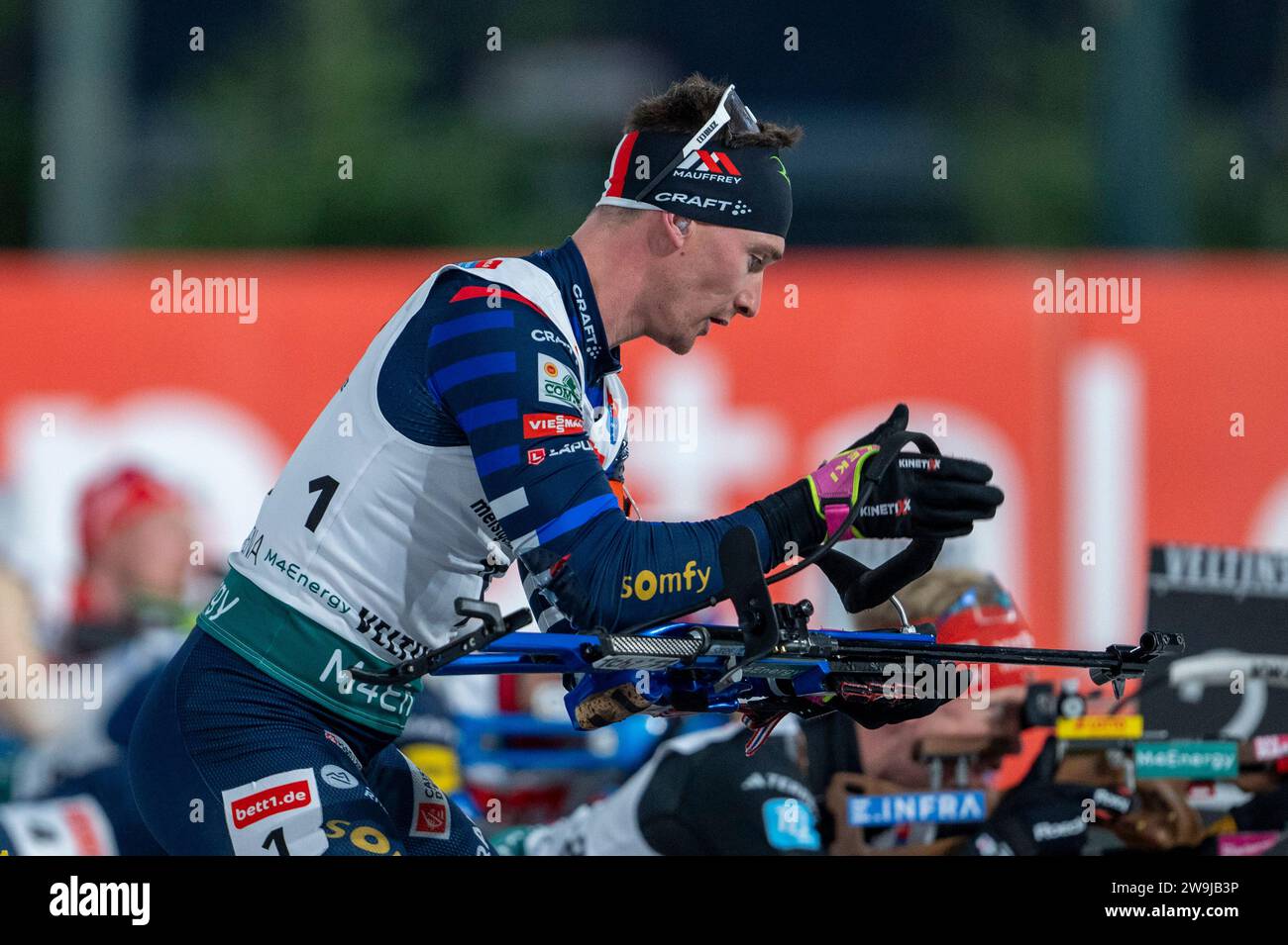 Gelsenkirchen, Allemagne. 28 décembre 2023. Sports d'hiver : Biathlon, World Team Challenge, 'Biathlon auf Schalke', Veltins-Arena : Fabien Claude de France quitte le stand de tir. Crédit : David Inderlied/dpa/Alamy Live News Banque D'Images