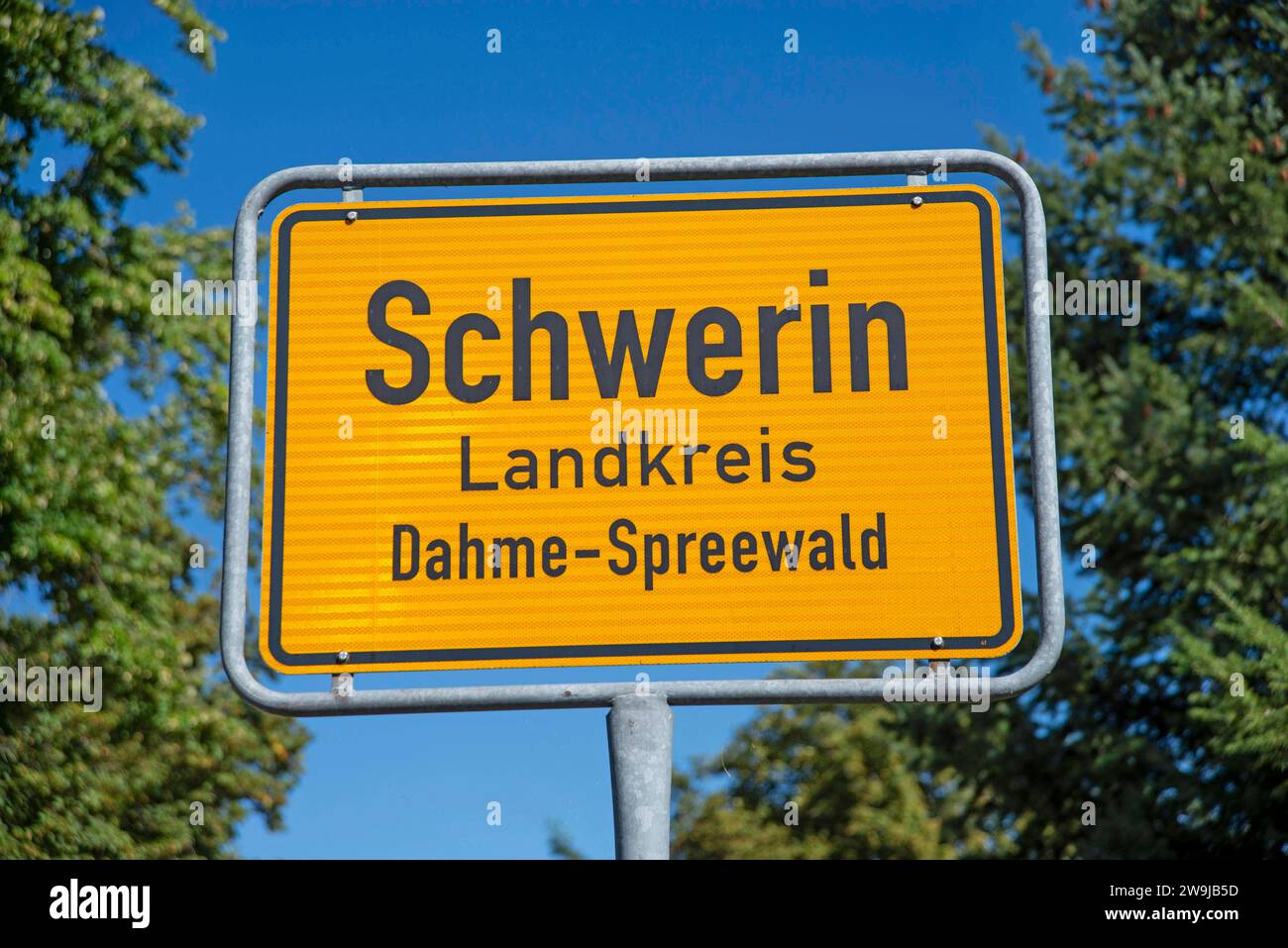 05. 09. 2023 , Brandenburg / Schwerin Landkreis Dahme - Spreewald : Ortsschild Schwerin . *** 05 09 2023 , Brandenburg Schwerin District of Dahme Spreewald signe Schwerin Banque D'Images