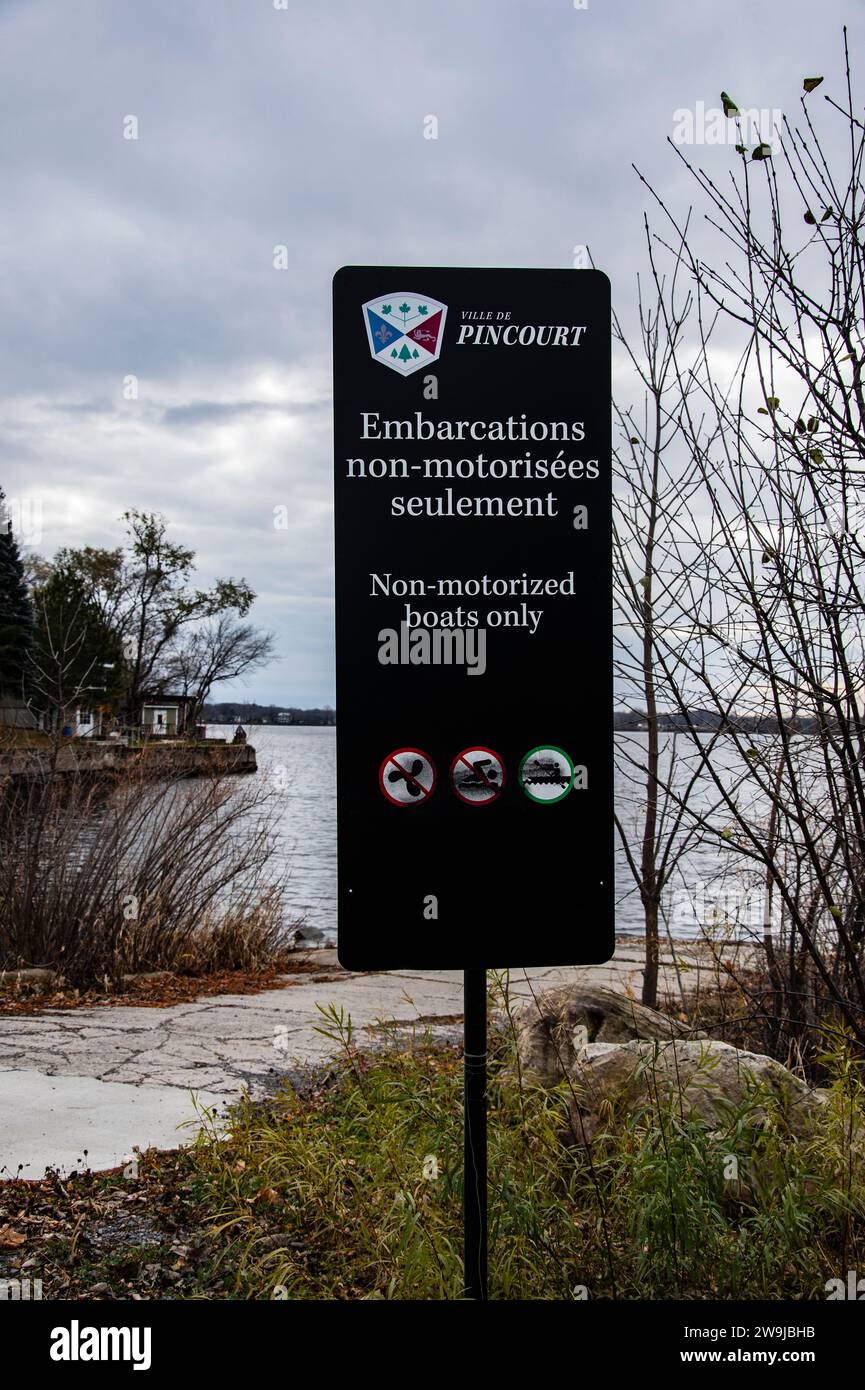 Les bateaux non motorisés seulement signent au parc Bellevue à Pincourt, Québec, Canada Banque D'Images