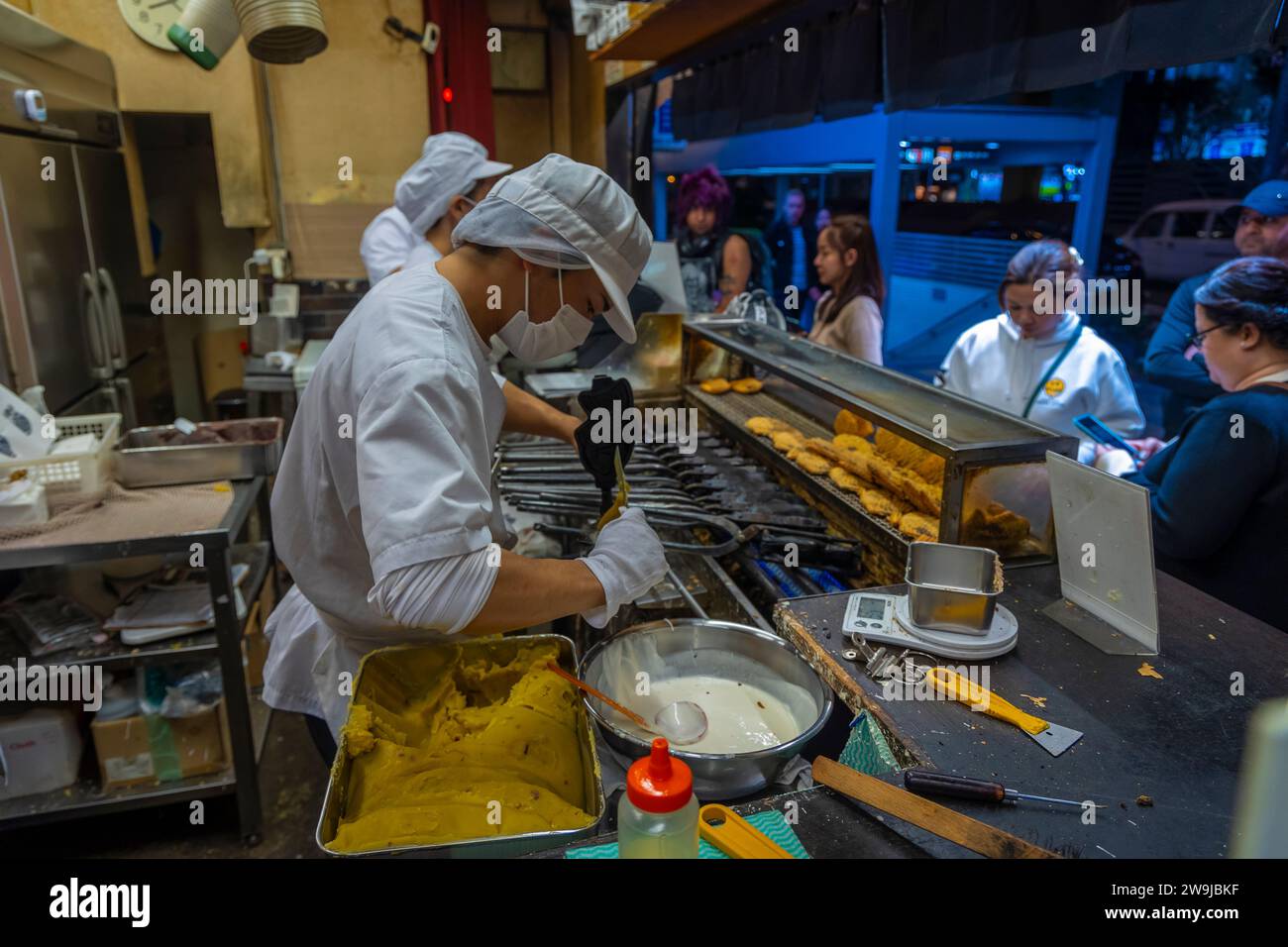 Taiyaki, crêpe japonaise en forme de poisson qui est généralement fourrée de pâte de haricots rousDotonbouri, Osaka, Japon Banque D'Images