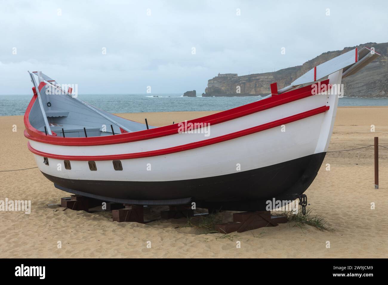 Barca sulla spiaggia di Nazarè Portogallo Banque D'Images