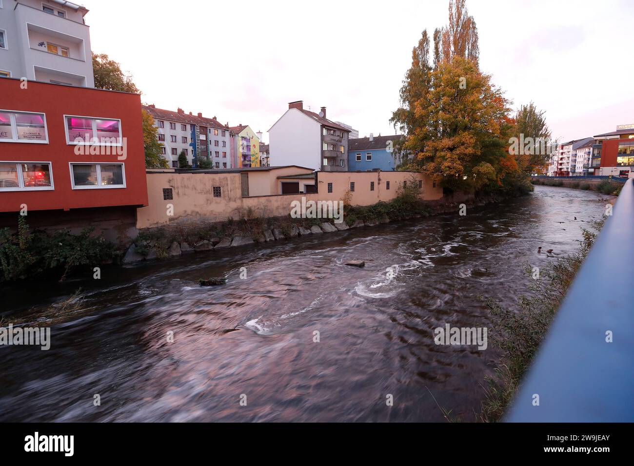 12.10.2017 Hagen Märkischer Ring Ecke am Hohen Graben Kleine Brücke über den Fluss Volme *** 12 10 2017 Hagen Märkischer Ring Corner at Hoher Graben petit pont sur la Volme Banque D'Images