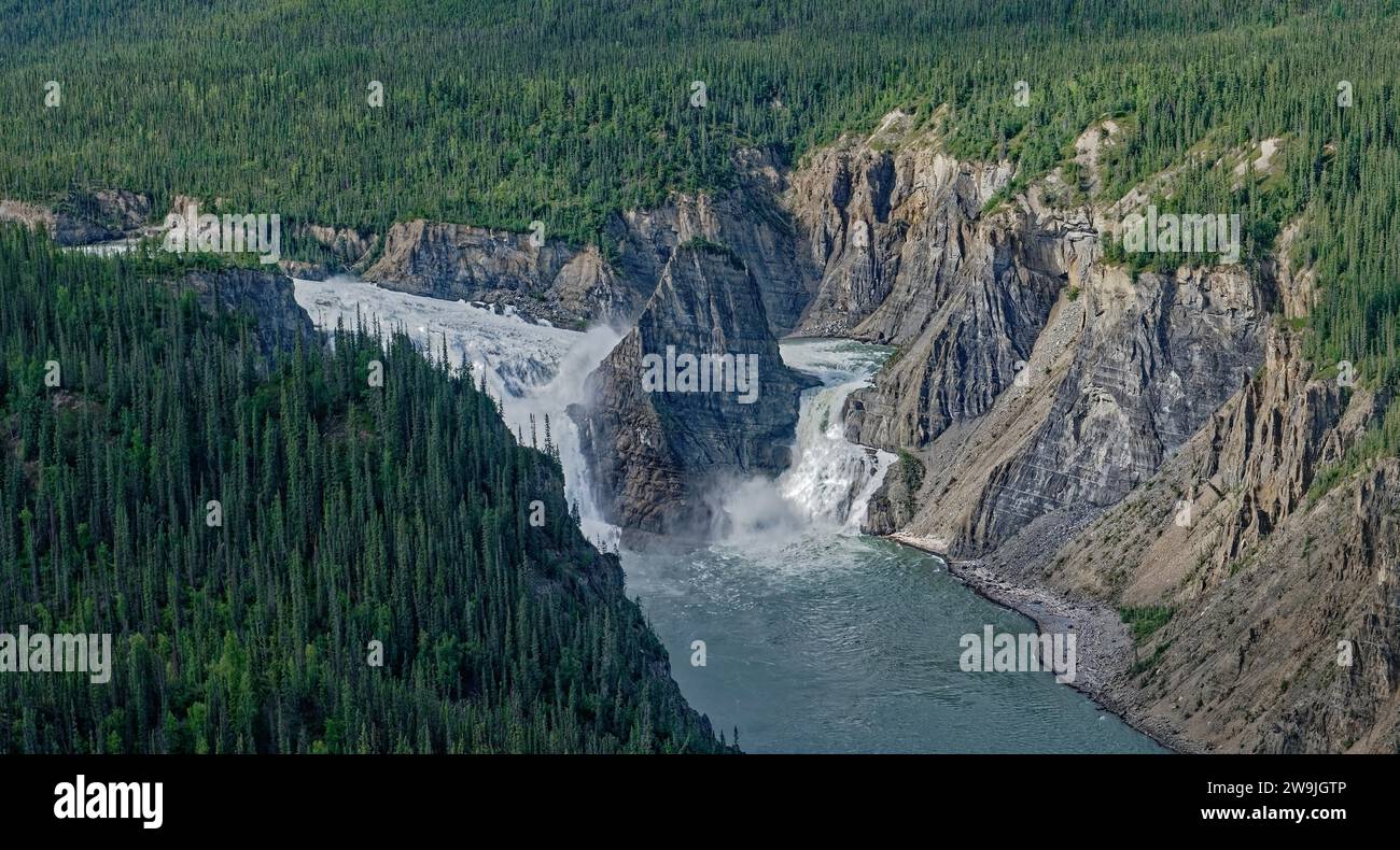 Vue aérienne des chutes Virginia, parc national Nahanni, Territoires du Nord-Ouest, Canada Banque D'Images