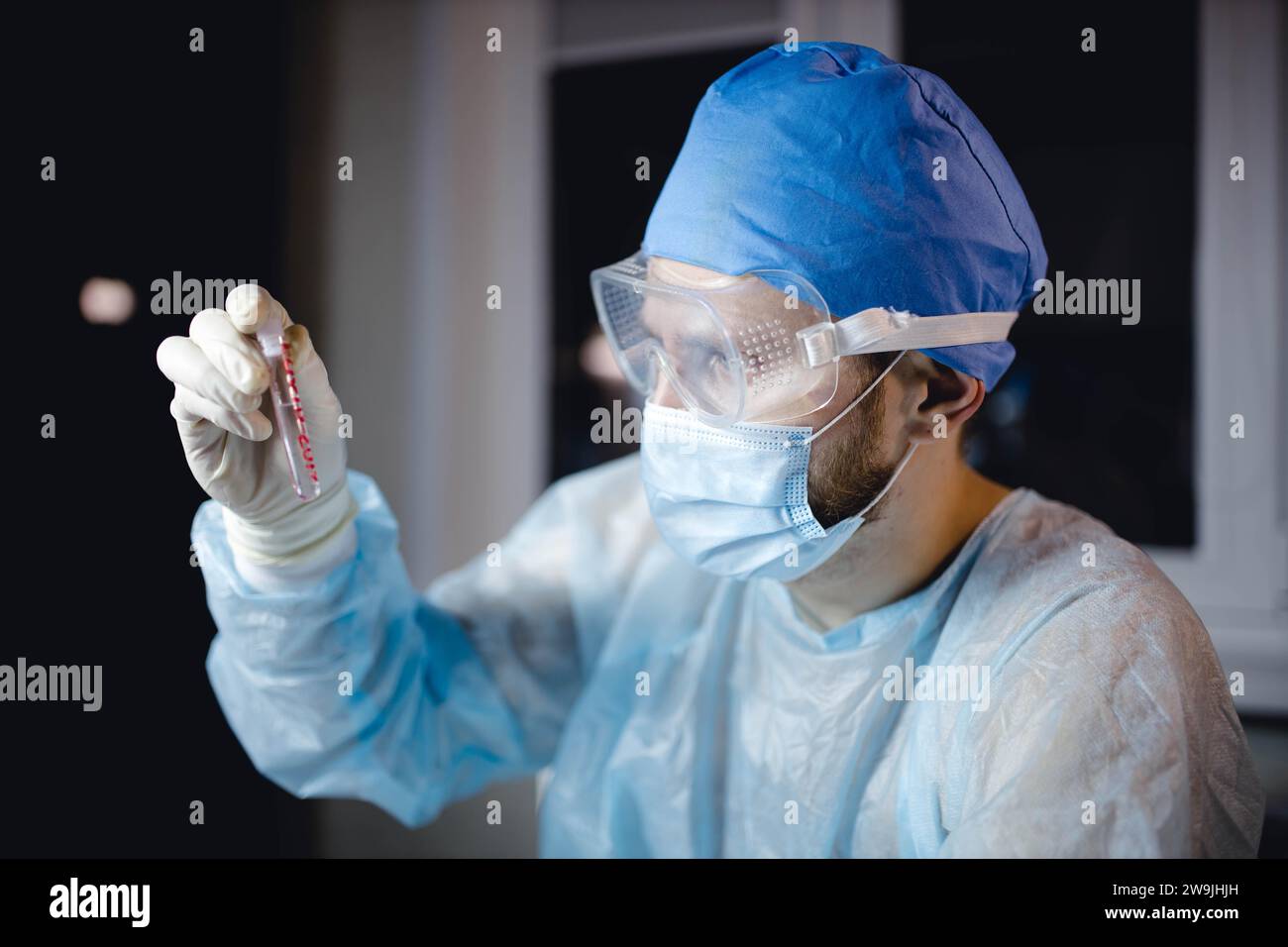 Médecin scientifique dans le laboratoire examine les échantillons du virus in vitro. concept de développement de vaccins Banque D'Images