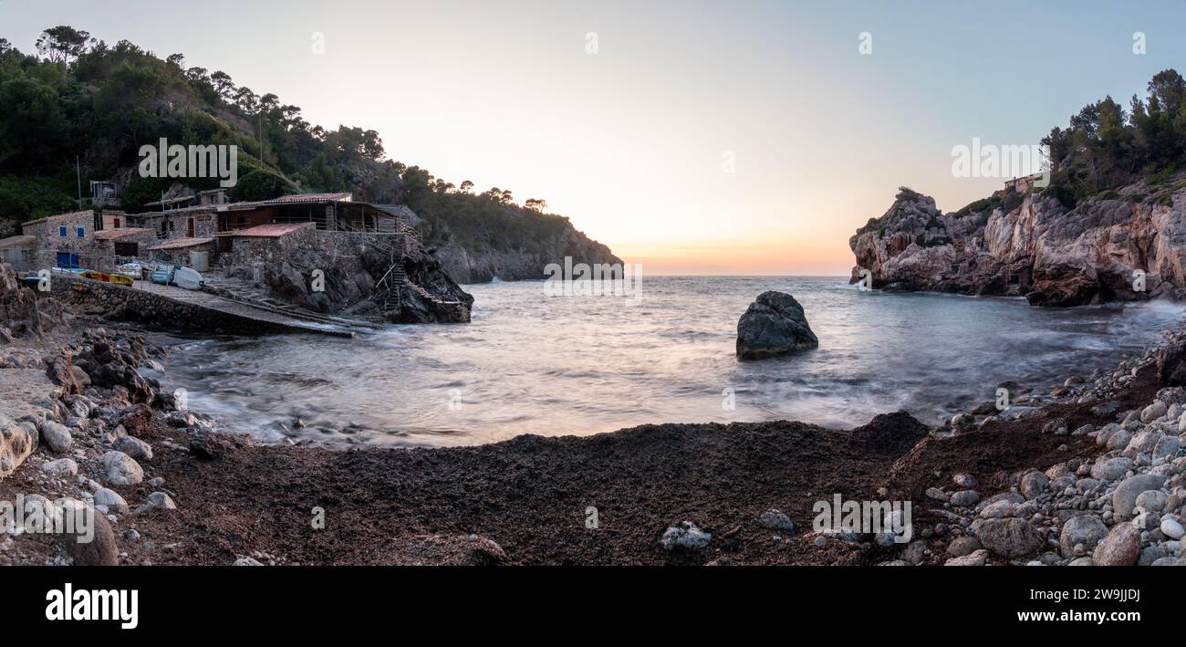 Cala Deia, une petite baie dans l'île de Majorque, en Espagne sans personne au coucher du soleil en effet d'exposition longue. Mer Méditerranée, concept touristique Banque D'Images
