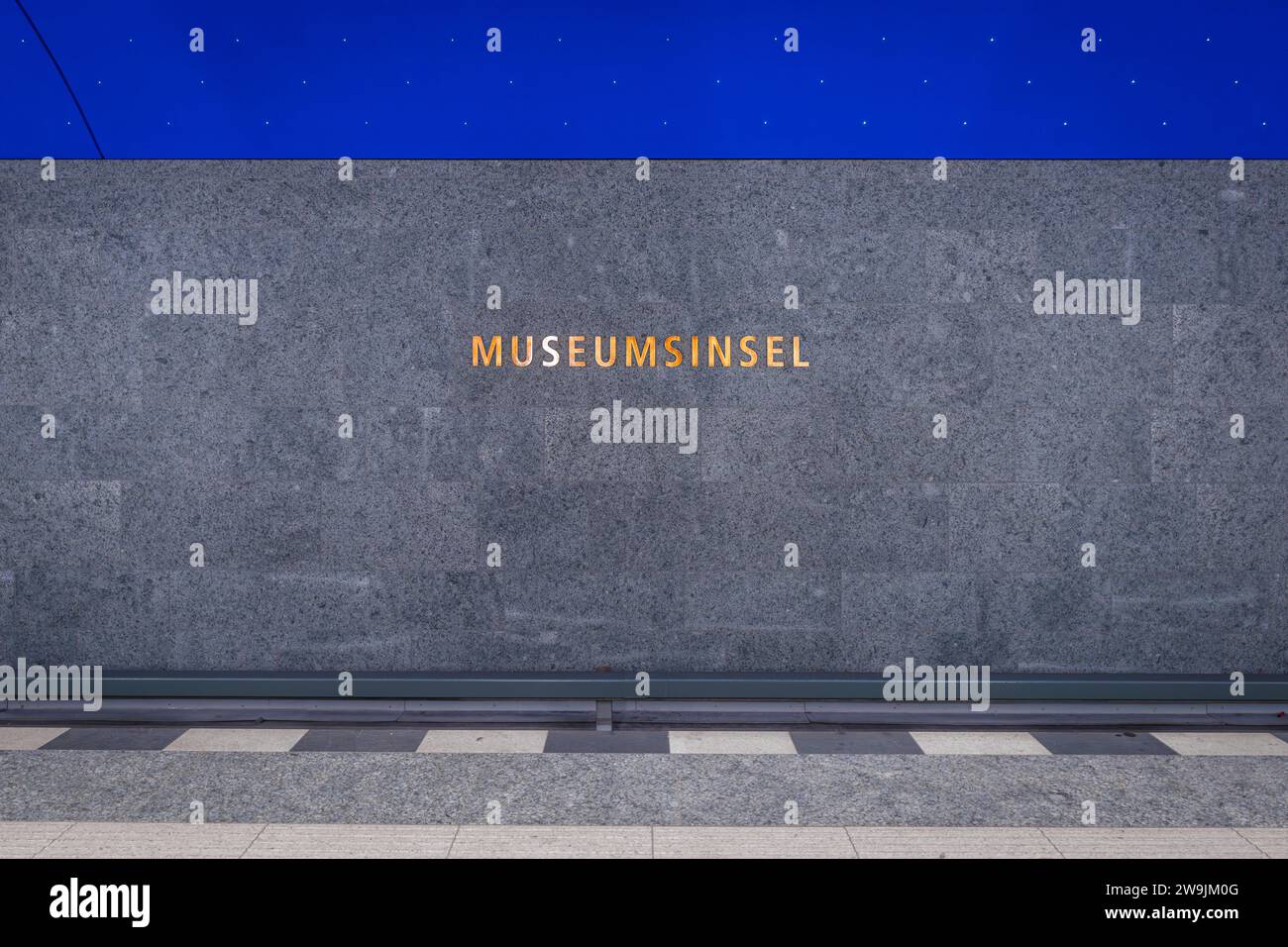 Exposition « Île aux musées » dans une gare au design minimaliste, Berlin, Allemagne Banque D'Images