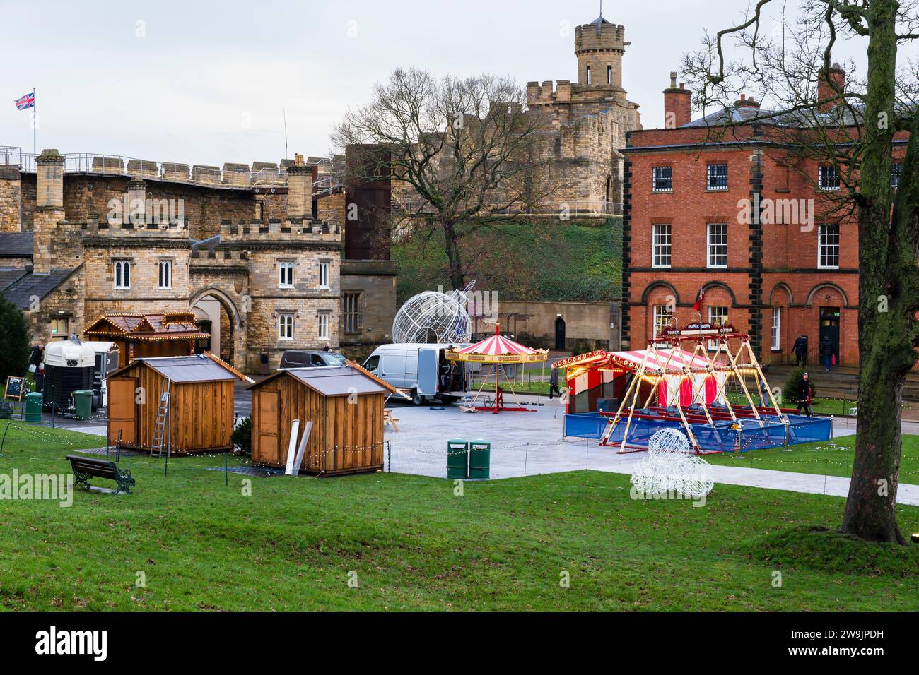 Mise en place d'une foire d'amusement pour enfants dans le parc du château, Lincoln City, Lincolnshire, Angleterre, Royaume-Uni Banque D'Images