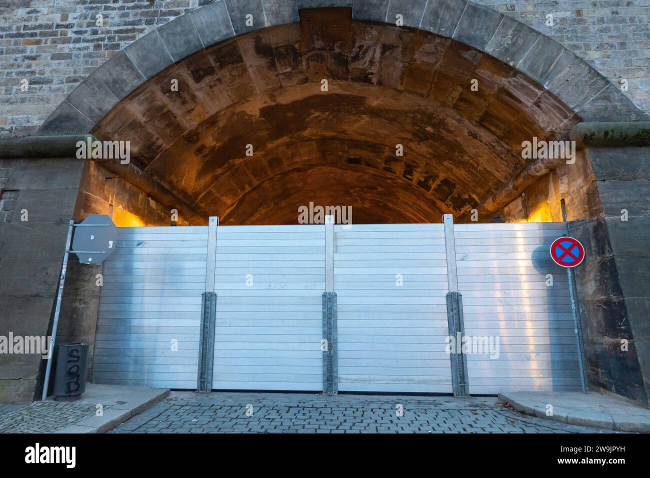 Blick auf die Hochwasserschutzwaende, Fluttore, am Terassenufer in der historischen Altstadt am 27.12.2023 in der Naehe der Augustusbruecke in Dresde. Vue sur les murs de protection contre les inondations, les portes d'inondation, sur la rive de la terrasse dans la vieille ville historique le 27 décembre 2023 près du pont Auguste à Dresde. Recherche : Deutschland neue Bundeslaender Sachsen totale Uebersicht Dresden Fluss Fluesse Elbe Wetter Landschaft Flusslandschaft Wetterfeature flut ueberflutet Hochwasser, Natur Katastrophe Naturkatastrophe Umweltkatastrophen Unwetter Unwetterschaeden chaden Schaeden Klima Klimawelt Oekologi Banque D'Images